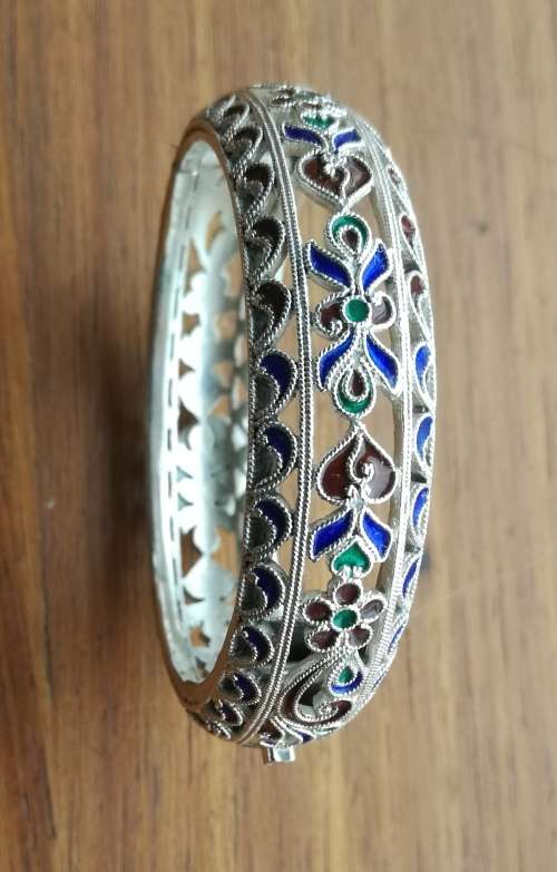 Vintage Beautiful sterling silver ladies Bangle.