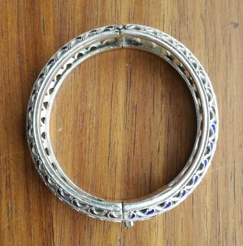 Vintage Beautiful sterling silver ladies Bangle.