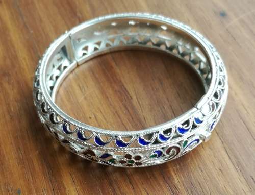 Vintage Beautiful sterling silver ladies Bangle.