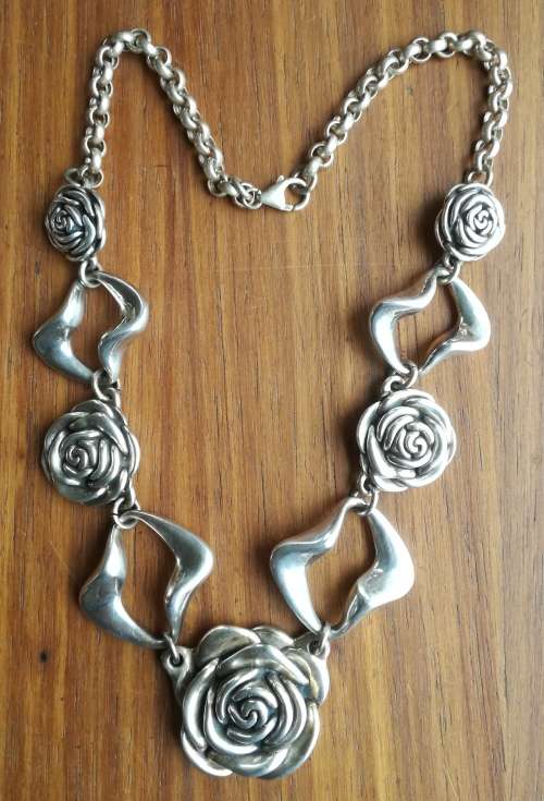 Beautiful Thick Sterling silver ladies necklace with roses.