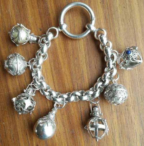 Beautiful sterling silver ladies Bracelet with 7 Sterling silver charms.