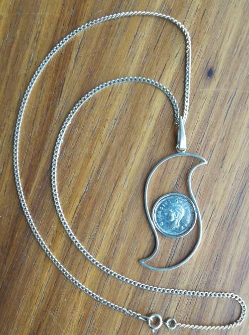 Vintage beautiful ladies silver necklace with silver coin pendant. (460mm long)