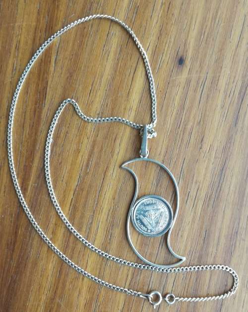 Vintage beautiful ladies silver necklace with silver coin pendant. (460mm long)