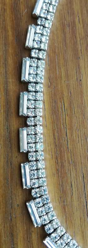 Beautiful vintage stone studded ladies necklace with matching earrings. (425mn long)