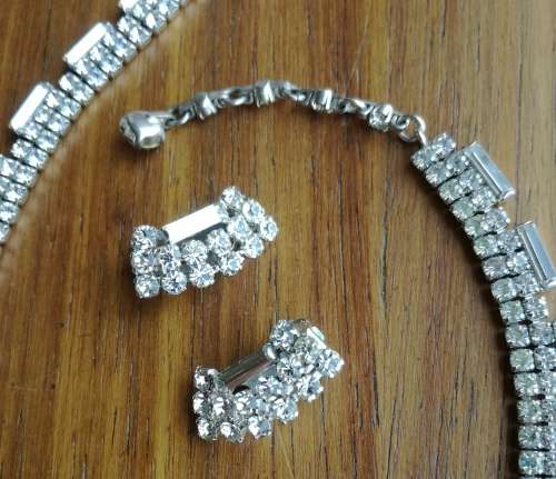 Beautiful vintage stone studded ladies necklace with matching earrings. (425mn long)