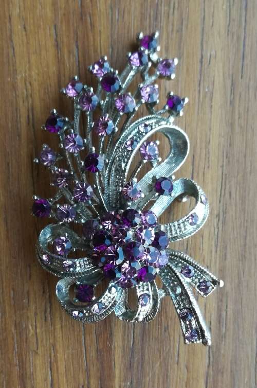 Vintage beautiful ladies stone studded brooch. (65X35mm)