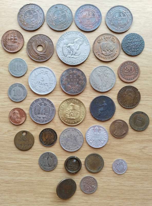 Large collection of 32 old coins from around the world. Some great coins in there!!