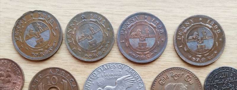 Large collection of 32 old coins from around the world. Some great coins in there!!