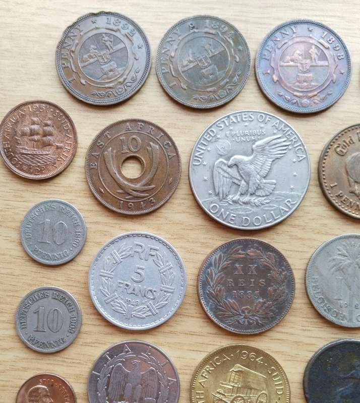 Large collection of 32 old coins from around the world. Some great coins in there!!