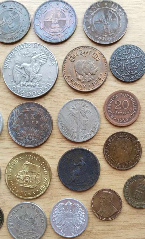 Large collection of 32 old coins from around the world. Some great coins in there!!