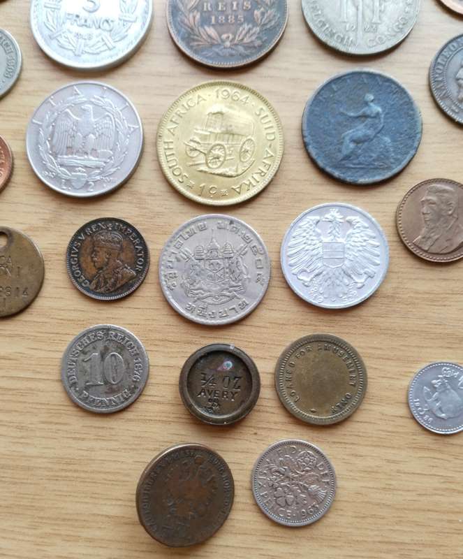 Large collection of 32 old coins from around the world. Some great coins in there!!