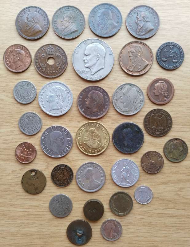 Large collection of 32 old coins from around the world. Some great coins in there!!