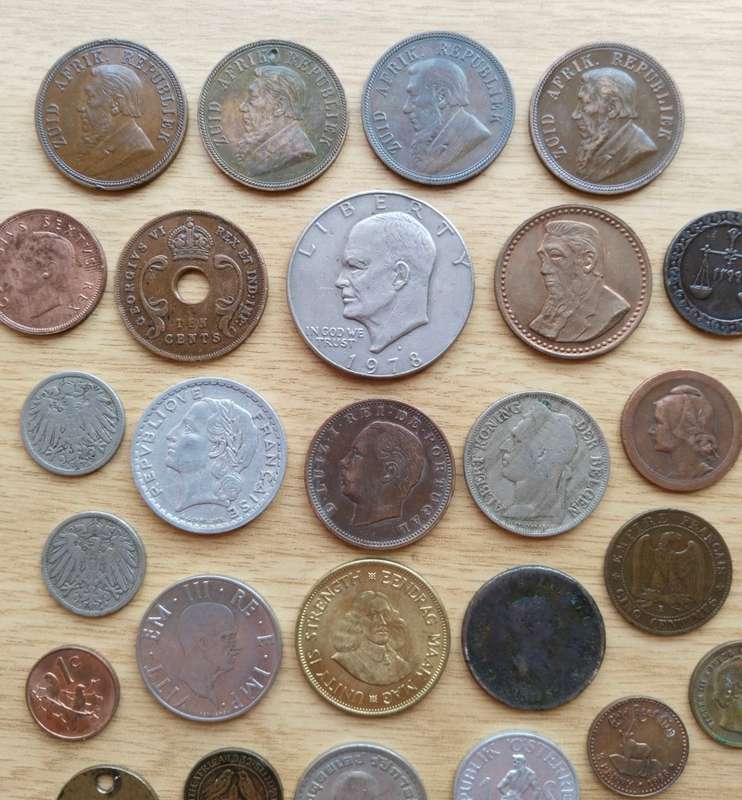 Large collection of 32 old coins from around the world. Some great coins in there!!
