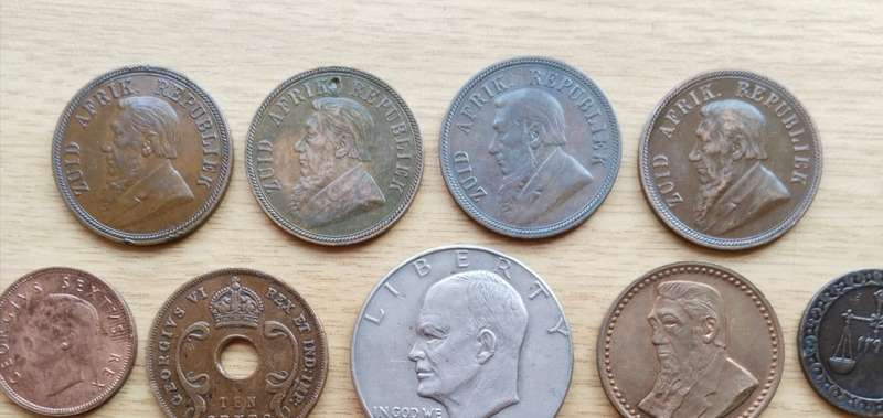 Large collection of 32 old coins from around the world. Some great coins in there!!