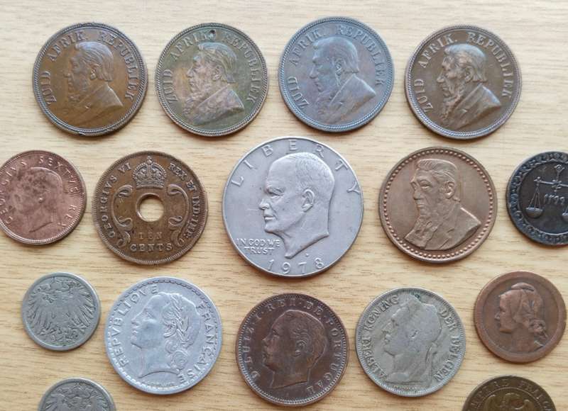 Large collection of 32 old coins from around the world. Some great coins in there!!