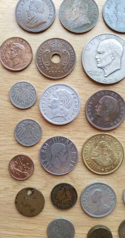 Large collection of 32 old coins from around the world. Some great coins in there!!