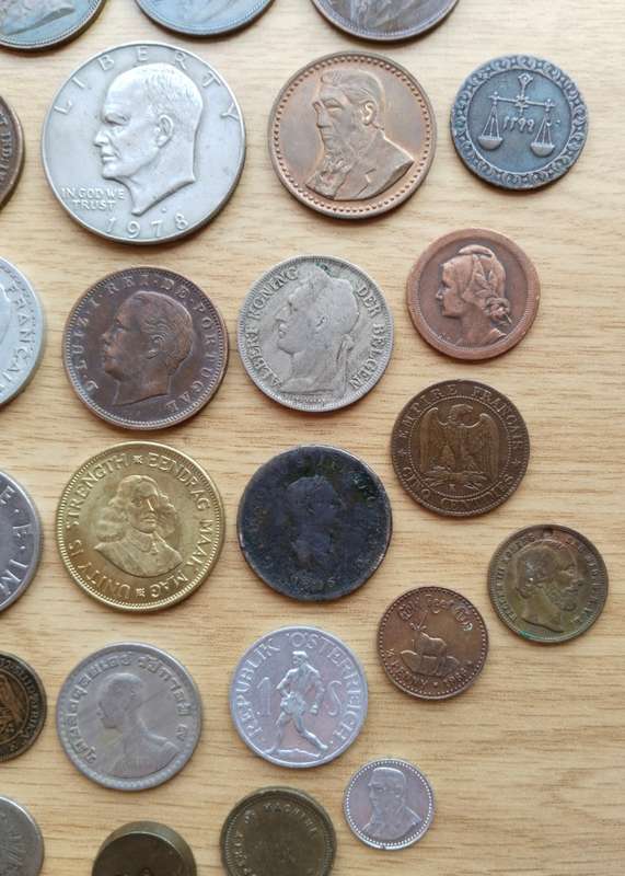 Large collection of 32 old coins from around the world. Some great coins in there!!