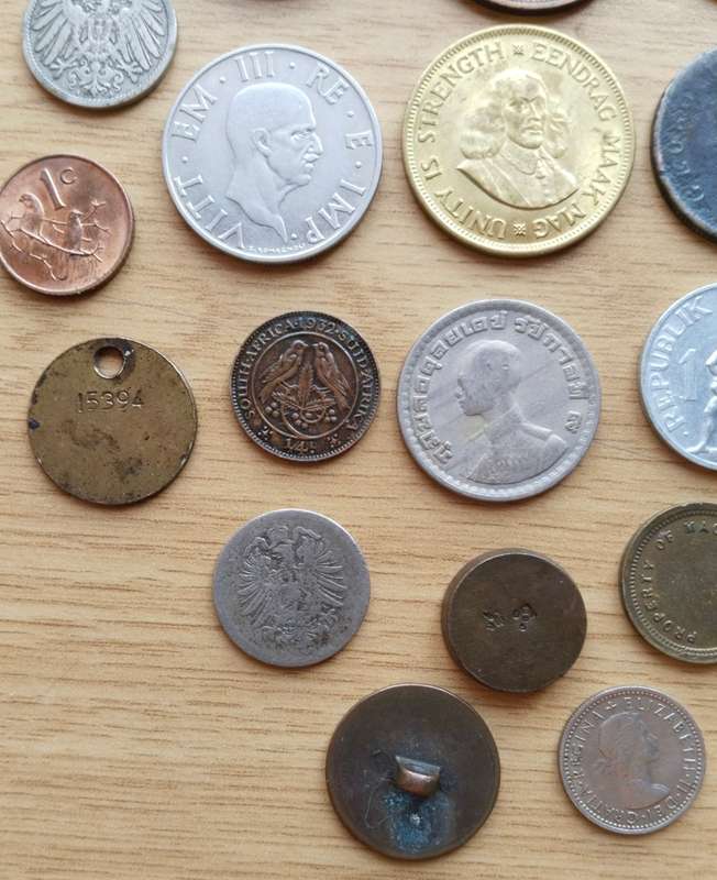 Large collection of 32 old coins from around the world. Some great coins in there!!