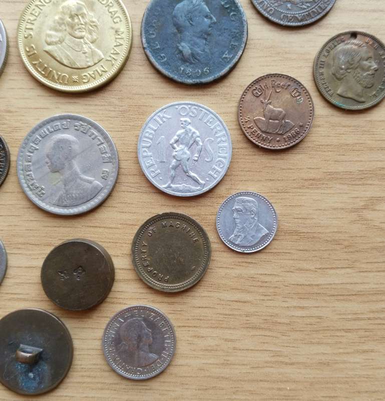 Large collection of 32 old coins from around the world. Some great coins in there!!