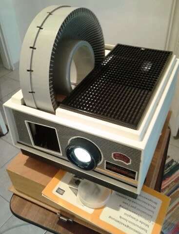 ANTIQUE -VINTAGE  BRAUN PAXIMAT SLIDE PROJECTOR   ( INSIDE ORIGINAL CASE)