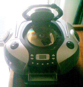 AKAI PORTABLE CD RADIO CASSETTE PLAYER