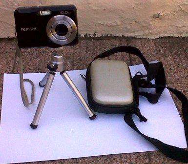 FUJIFILM 10.0 MEGA PIXELS CAMERA + SMALL TRIPOD +BAG