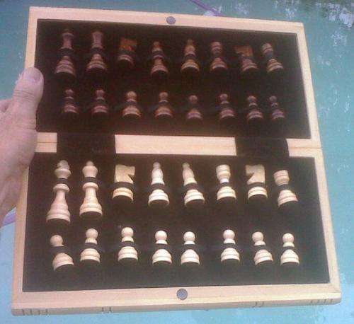 STUNNING TRAVEL   CHESS  SET (WOOD)