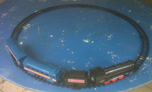 TRAIN SET CONTINENTAL SUPER EXPRESS (ENGINE +WAGON+ 2X CARIAGES + CIRCULAR TRACK)