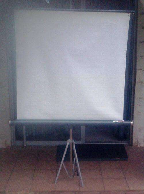 VINTAGE TRIPOD PROJECTOR  SCREEN 1METER