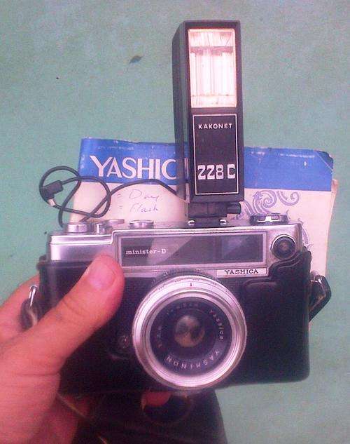 VINTAGE YASHICA MINISTER-D CAMERA +FLASH+BOOKLET
