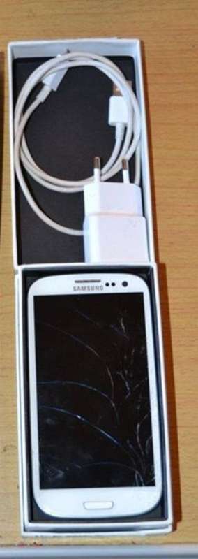 Samsung Galaxy S3 - cracked screen