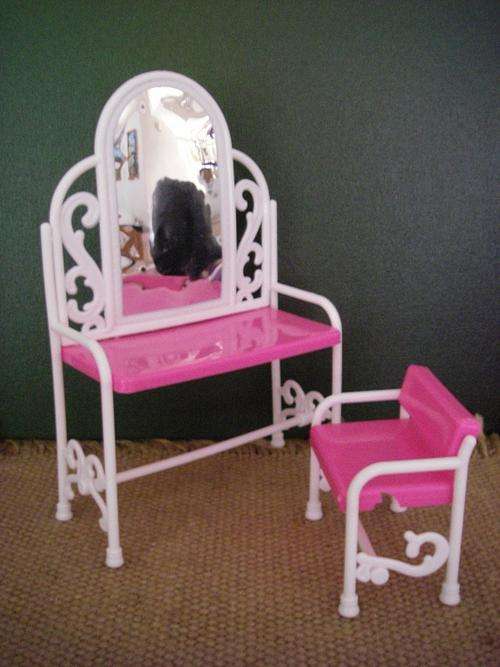 Pink & white plastic dressing table and chair for Barbie, Steffi and similar sized dolls (has chip)