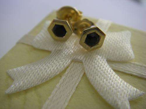 SALE!!! 25 % PRICE REDUCTION.  1 x hexagonal shaped 18ct yellow gold & blue sapphire stud earrings