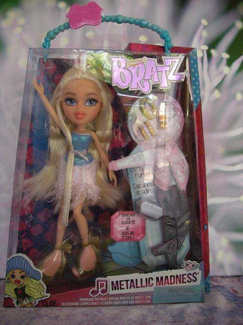 New BRATZ DOLL CLOE (METALLIC MADNESS) IN BOX with 2 outfits, party purse, jewellery, brush