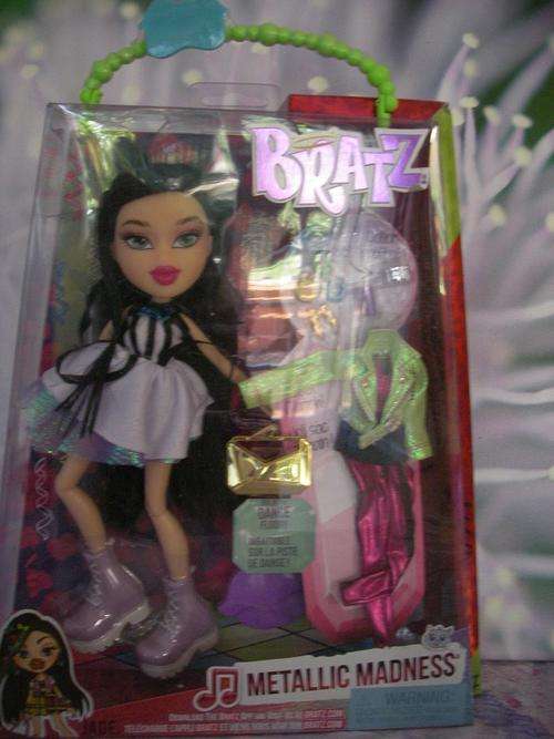 New BRATZ DOLL JADE (METALLIC MADNESS) IN BOX with 2 outfits, clutch purse, jewellery