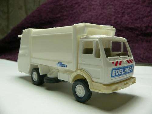 HO scale Merc waste disposal truck by Wiking