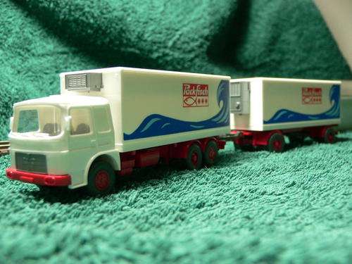 HO scale MAN reefer drawbar,with actual units.