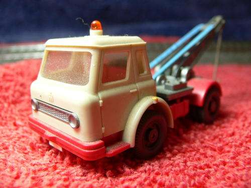 HO scale light duty truck wrecker