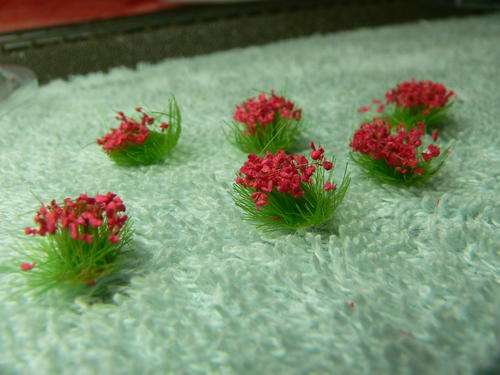 HO scale flower tufts. Red.