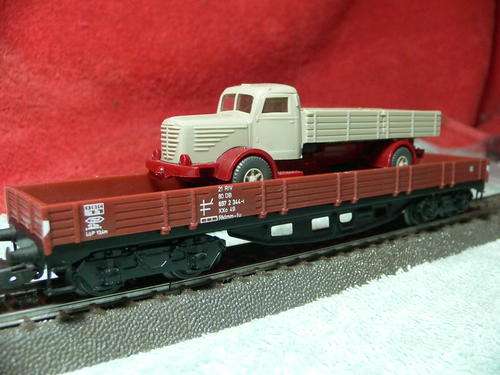 HO scale Marklin Flat wagon 4 axle, loaded with Wiking Krupp Titan
