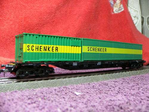 HO scale ROCO 20m flats with containers
