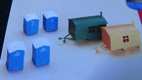 Auhagen HO two builder's caravans and 4 porta loo's