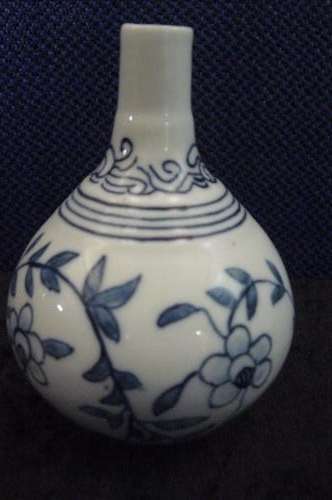 CERAMIC BLUE ANDWHITE FAT BELLY BUD VASE