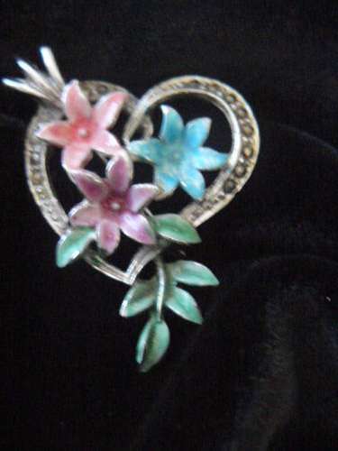 MARCAZITE AND ENAMEL BROOCH IN SILVER COLOURED METAL