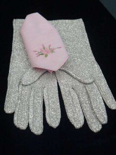 VINTAGE GLOVES AND HANKIE
