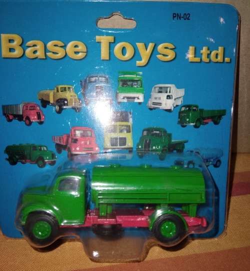 Base-Toys (BT) -  Dodge Kew Fuel Tanker - 1/76 Scale