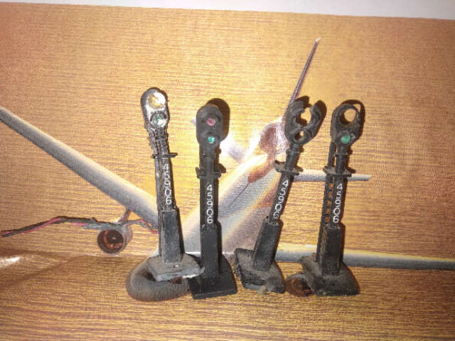 4 x Static Electric Signals - Damaged (not wired) - HO