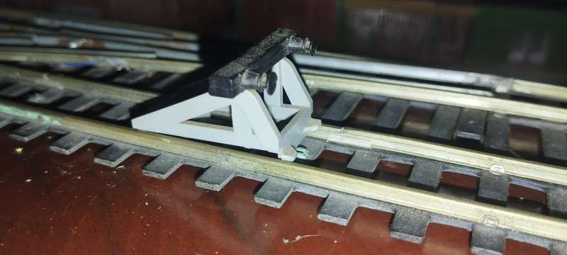Buffers Set Clip Onto Rail - HO Scale