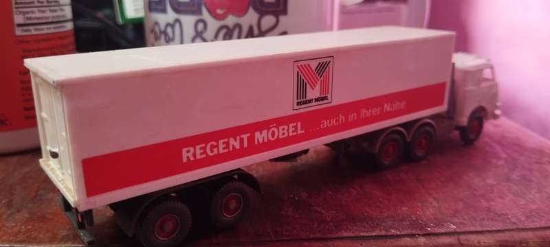 Wiking Cab Over Dual Axle Lorry - Regent Mobel  - 1/87 Scale