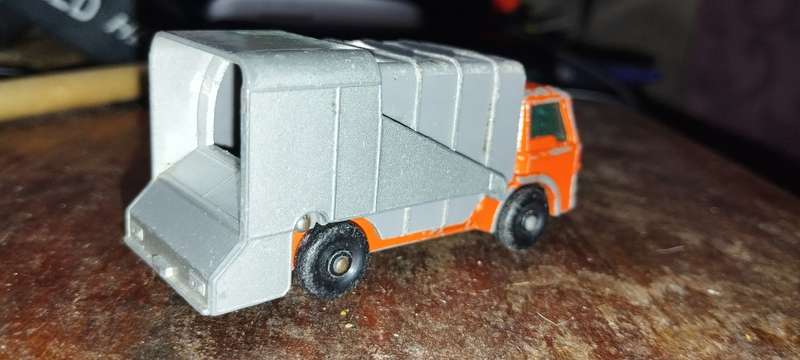 Vintage Matchbox Refuse Truck No 7 - Regular Wheels